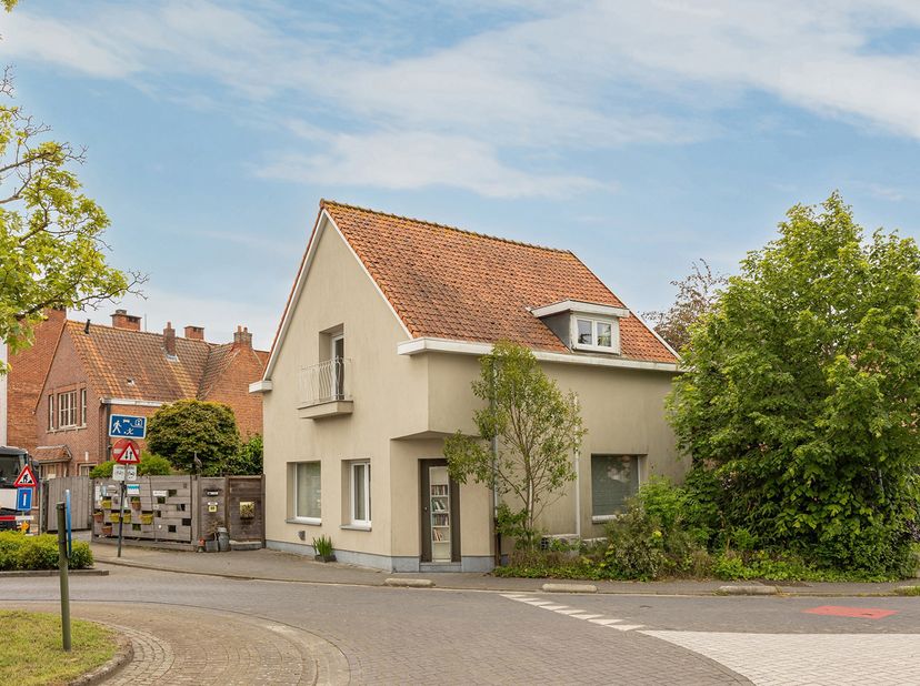 In een rustige en centrale buurt van Nieuwkerken-Waas bevindt zich deze charmante open bebouwing op een perceel van 272 m². De woning combineert een g