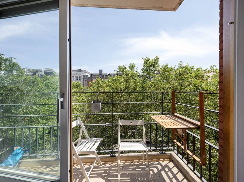 Op zoek naar de perfecte vastgoedinvestering of uw eigen stadsoase in Brussel? Ontdek dit lichtrijke 1-kamer appartement aan de Diksmuidelaan 2. Geleg