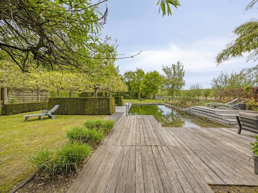 Cette villa avec annexe est à vendre sur un terrain exceptionnel de 4012m² au milieu de la zone agricole paysagée de Moerkerke (Damme). Cette maison i
