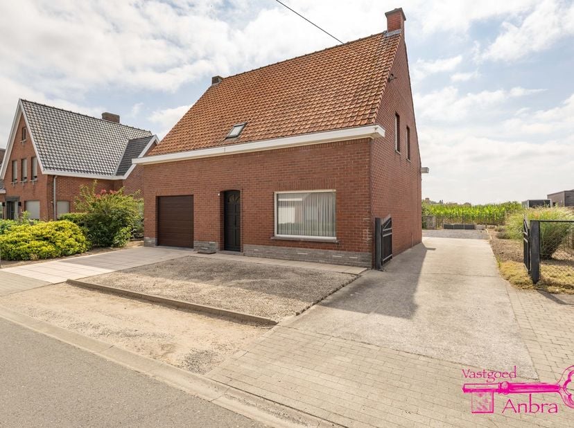 * Ruime alleenstaande woning met landelijk zicht vanuit de tuin<br />
* Centrale en vlot bereikbare ligging<br />
* Bouwjaar 1966<br />
* Grondoppervl