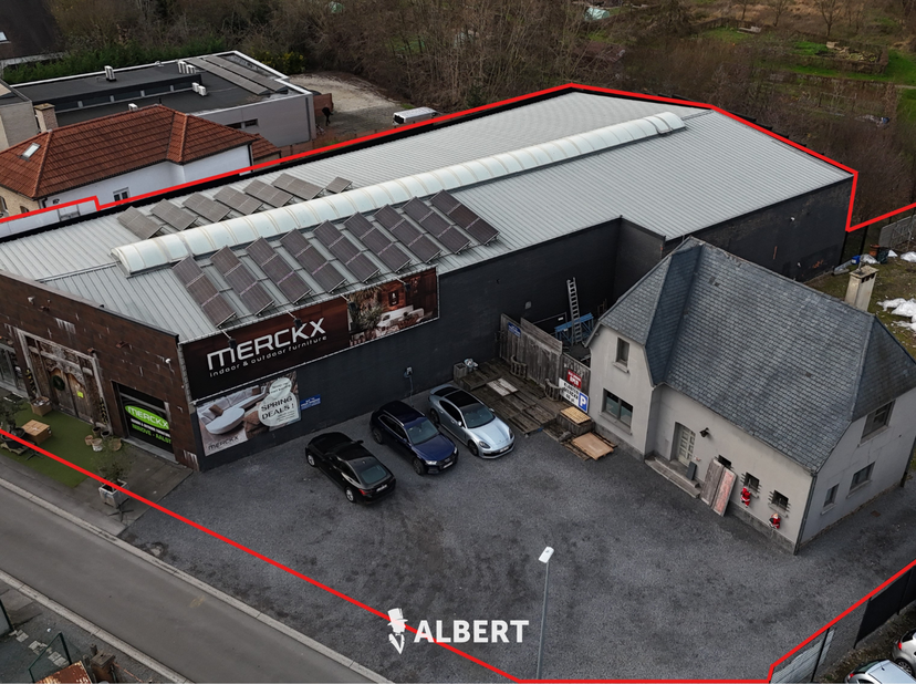 Située à un emplacement commercial stratégique à Ninove, avec un accès aisé vers Bruxelles, Brakel et Alost, nous vous proposons cette vaste surface c