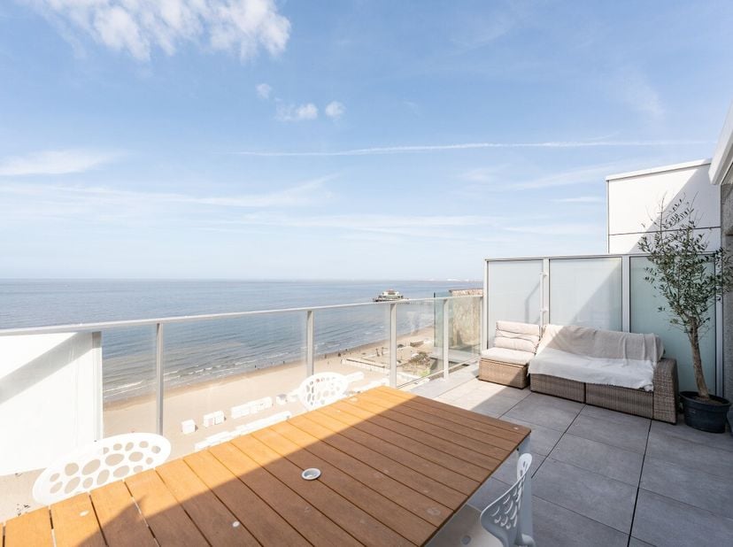 Blankenberge: Penthouse met prachtig zeezicht en 2 ruime terrassen te koop! Op de Zeedijk 158 in residentie "Continental Palace" vinden we dit instapk