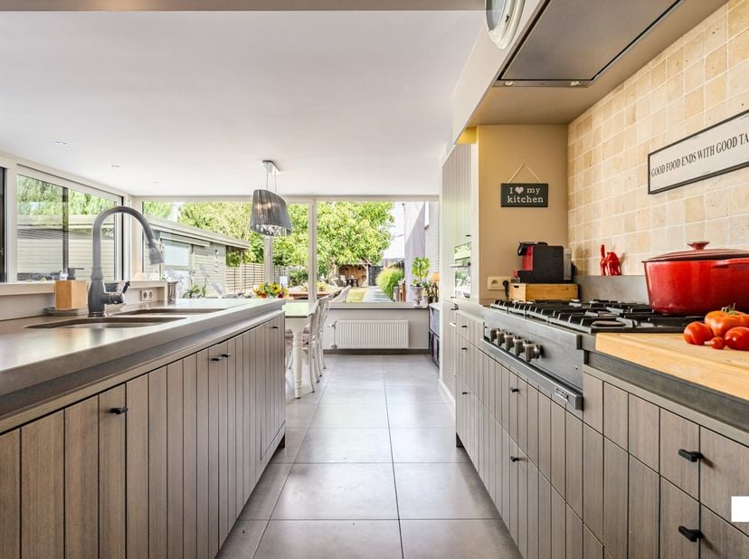 Deze gezinswoning combineert een ruim woonvolume met een uitstekende energetische score. De woning werd ongeveer tien jaar geleden volledig gerenoveer