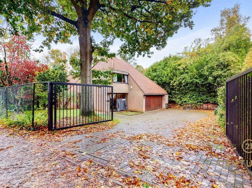 (DOLEZ wijk) Kom en bezoek deze prachtige villa van 216m² woonoppervlak. Op een perceel van 11ares 43ca, het is als volgt samengesteld: begane grond: