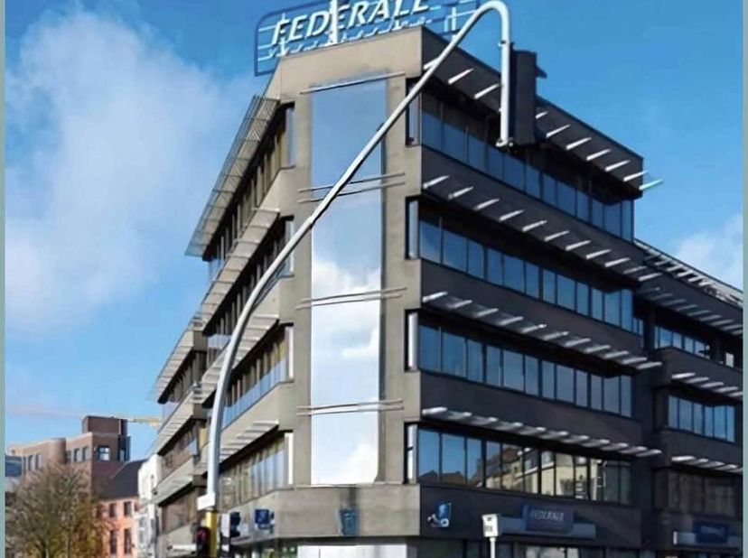 Bâtiment de Bureaux Rénové avec une Visibilité Exceptionnelle<br />
<br />
Ce bâtiment de bureaux rénové bénéficie d'un emplacement publicitaire privi
