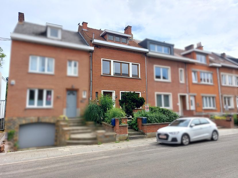Lumineuse maison 5 chambres à Ottignies.<br />
Maison de 1955 entièrement rénovée (électricité, châssis, carrelage, parquet, cuisine, salle de bains..