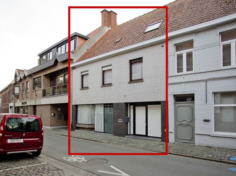 TE RENOVEREN STADWONING - <br />
<br />
Ruime stadswoning met grote tuin in het centrum van Rumbeke.<br />
Deze uitzonderlijk ruime rijwoning is geleg