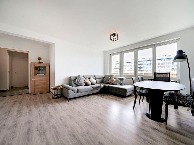 Easyhome biedt u dit mooie appartement met 2 slaapkamers aan, ideaal gelegen op de 10e verdieping van 12 in een goed onderhouden gebouw uit 1966.<br /