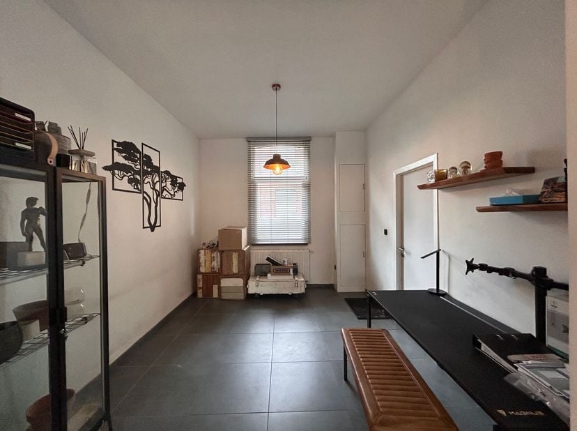 Maison prête à emménager avec 2 chambres et un charmant jardin urbain<br />
Situation :<br />
La maison bénéficie d'un emplacement central à Turnhout,