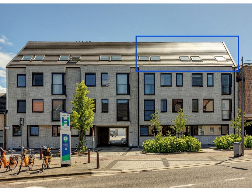 Dit appartement is zeer gunstig gelegen op de bovenste verdieping van een kleine Residentie "'t Gelaeg" en vlakbij het centrum van Steendorp en nabij
