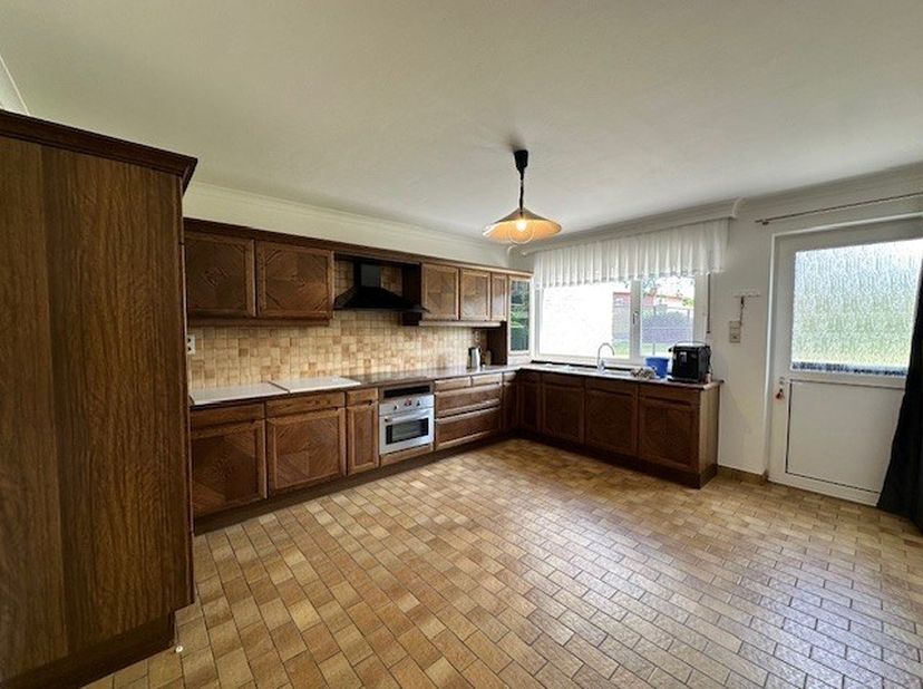 Deze halfopen woning is gelegen in een rustige, residentiële wijk in Neeroeteren en biedt alles wat je als huurder zoekt: ruimte, comfort en een prakt