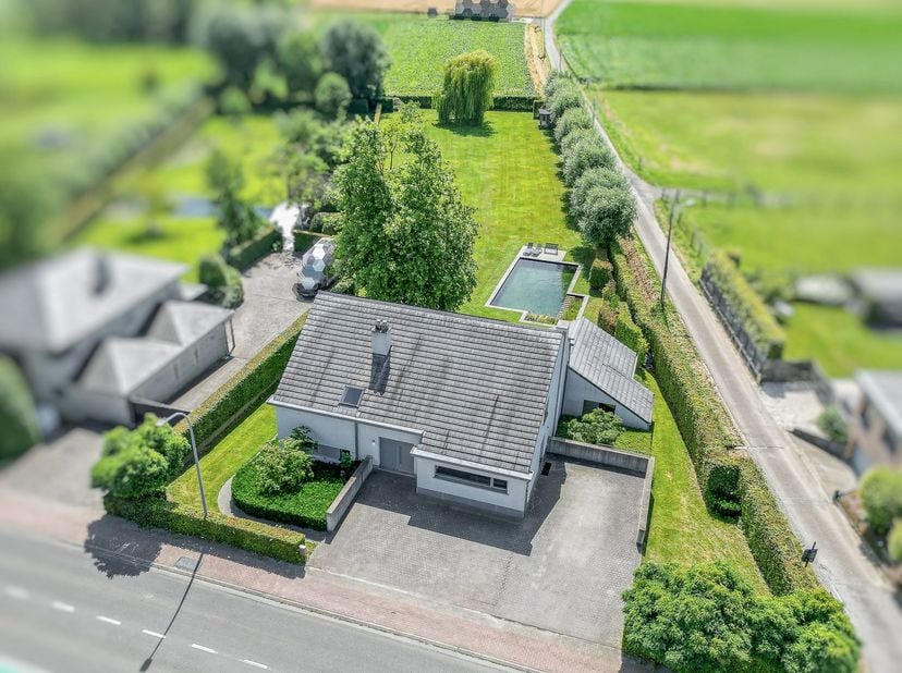 Deze stijlvolle villa onderging in 2008 een bijzonder grondige renovatie, waarbij gekozen werd voor hoogwaardige, duurzame en tijdloze materialen. Het