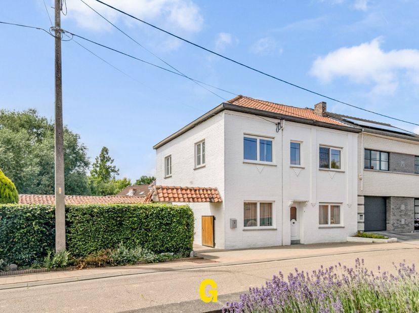 Langs de Brugstaat ter hoogte van nummer 3 in het mooie Lauw, bevindt zich deze te renoveren halfopen woning op een perceel van 3a 96ca.<br />
Voor wi