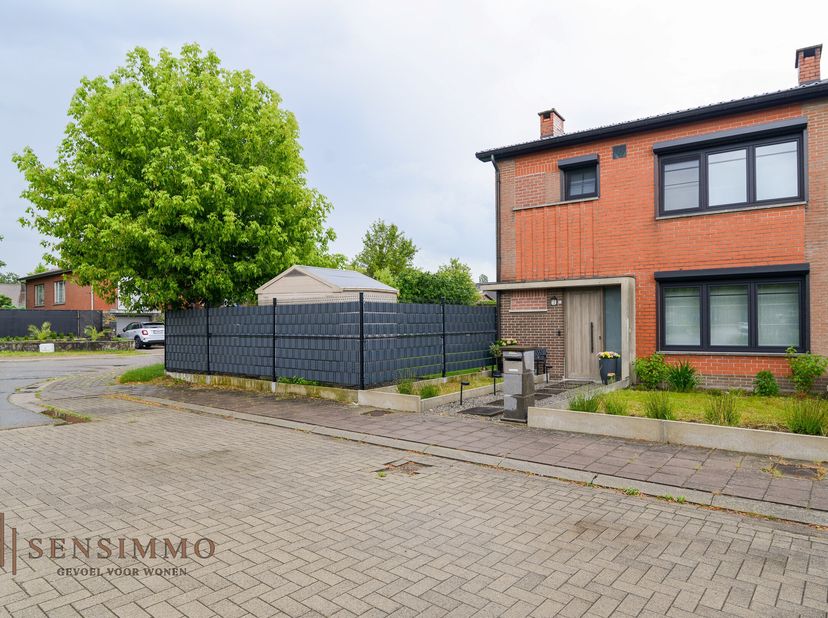 GERENOVEERDE HALFOPEN WONING MET 3 SLAAPKAMERS<br />
In een prachtige, rustige woonwijk in Genk bevindt zich deze mooi gerenoveerde gezinswoning. De l