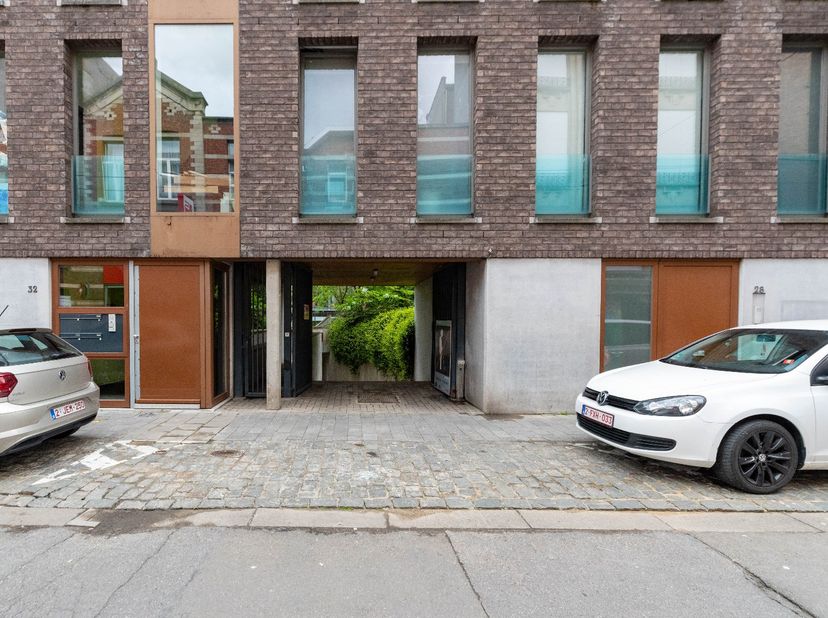 Autostaanplaats te koop op een uiterst centrale locatie in Antwerpen, op slechts twee minuten wandelen van het Centraal Station en het Astridplein. De