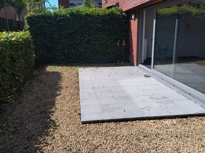 Appartement op gelijkvloers (rolstoeltoegankelijk) aparte ingang. Geschikt voor een vrij beroep! <br />
Living met open keuken (volledig ingericht) me