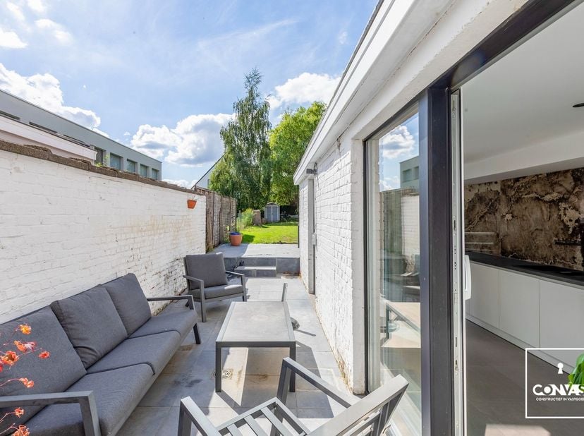 Deze recent gerenoveerde woning (2021) met tuin is gelegen tussen het centrum van Aalbeke en het Preshoekbos. Een ideale combinatie van rust en groen,