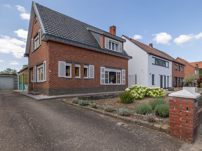 Bent u op zoek naar een vrijstaande woning die u volledig naar eigen smaak kunt renoveren? Dan biedt deze karaktervolle woning in Averbode een uitstek
