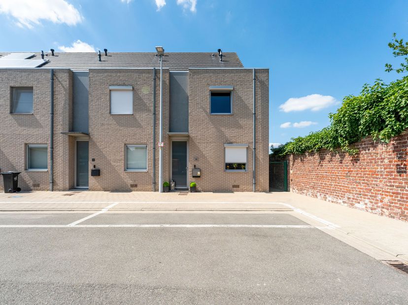 Instapklare woning te koop in Zwevegem<br />
Je betreedt de woning via de inkomhal, waar zich een gezellige eerste eetplaats met handige berging bevin