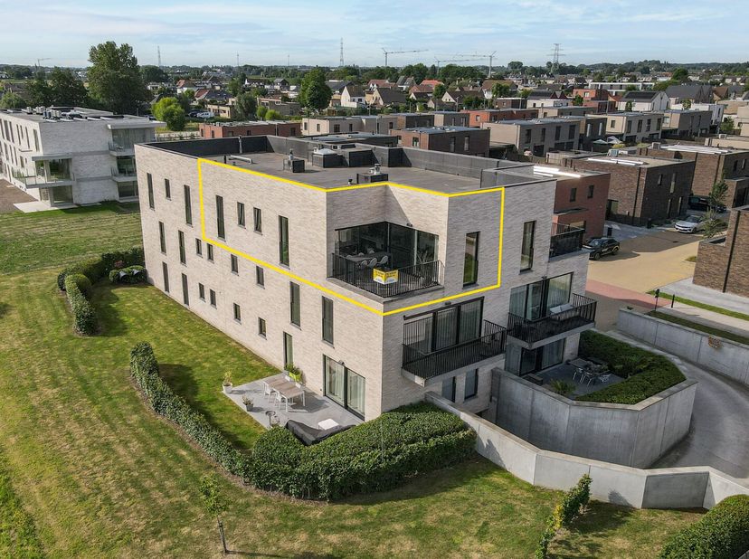 Dit recente appartement op de tweede verdieping combineert hedendaags wooncomfort met een rustige ligging nabij het centrum en een aangenaam zicht op