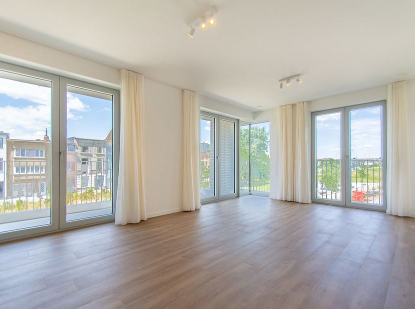 Cet appartement neuf du projet De Groene Poort bénéficie d’un emplacement exceptionnel, à proximité de la place Lobroekplein et du parc Kalverweipark,