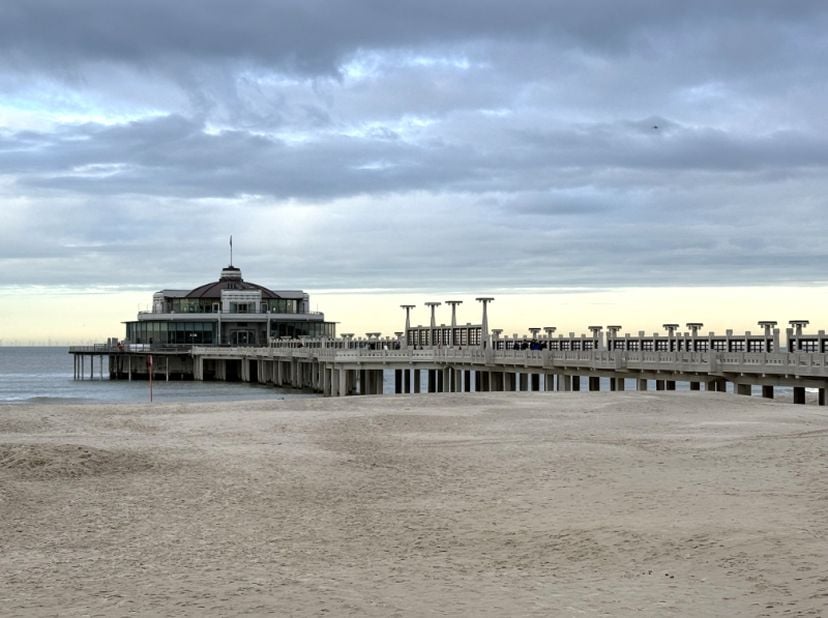 Op een absolute topligging aan de dijk, vlak bij de iconische Pier van Blankenberge, bevindt zich dit lichtrijke hoekappartement met twee slaapkamers.