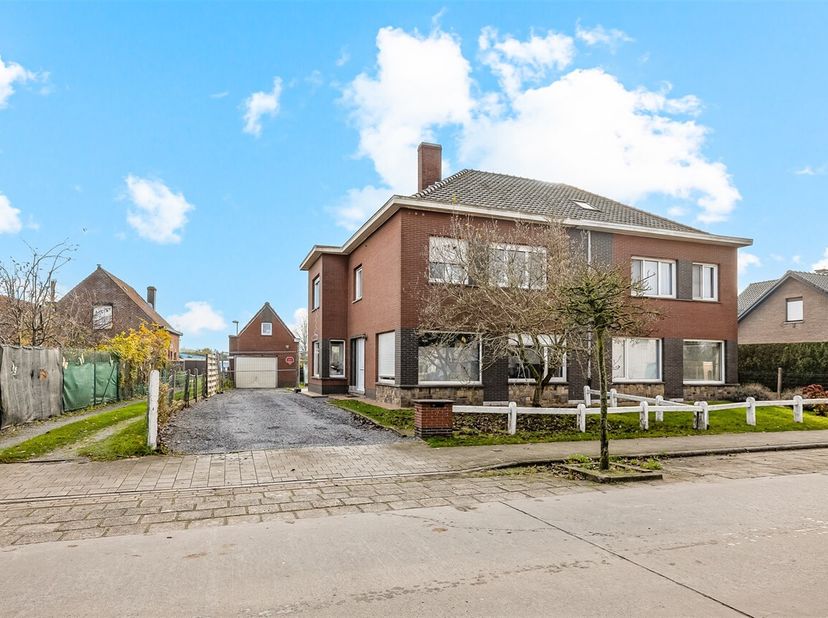 Op te frissen woning, nabij het centrum!<br />
Deze woning is gelegen nabij het centrum van Oostakker, vlot bereikbaar met zowel openbaar vervoer als