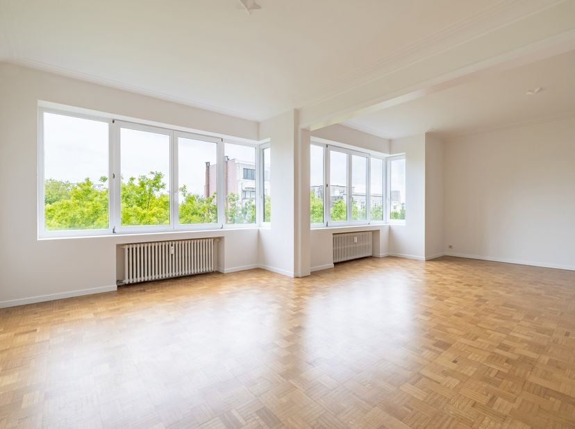 Bruxelles/Bois. Magnifique appartement dans un immeuble de standing de style moderniste par l’architecte Marcel Leseul en 1953. Situé au 5ème étage (a