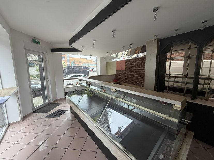 Local Commercial Polyvalent avec Terrasse Cosy<br />
Emplacement stratégique | Prêt à l'emploi | Fort potentiel de flux<br />
Vous rêvez d'ouvrir votr