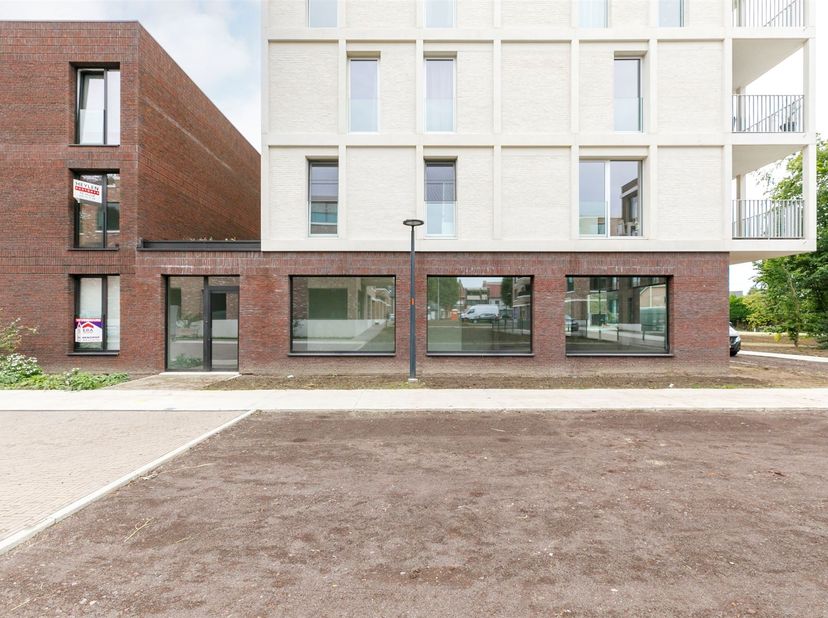 Centraal gelegen CASCO gelijkvloerse commerciële ruimte nabij het centrum van Herentals binnen de Ring.<br />
Omschrijving: de commerciële ruimte van