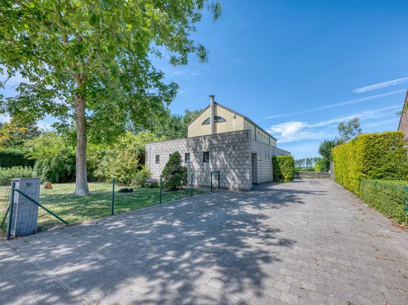 Bent u op zoek naar een instapklare woning waar ruimte, comfort en een rustige ligging perfect samenkomen? Dan zal deze verzorgde gezinswoning u onget