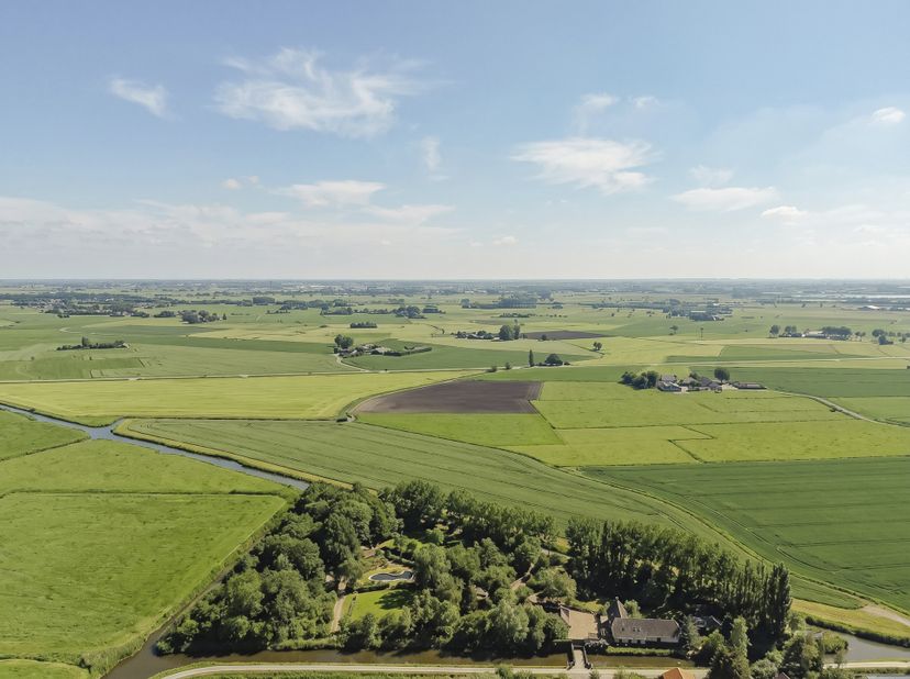 Ce domaine exceptionnel ± 2 hectares est situé sur les rives du Grand Beverdijkvaart à Dixmude. L'ensemble comprend une villa ± 328 m², un espace bien