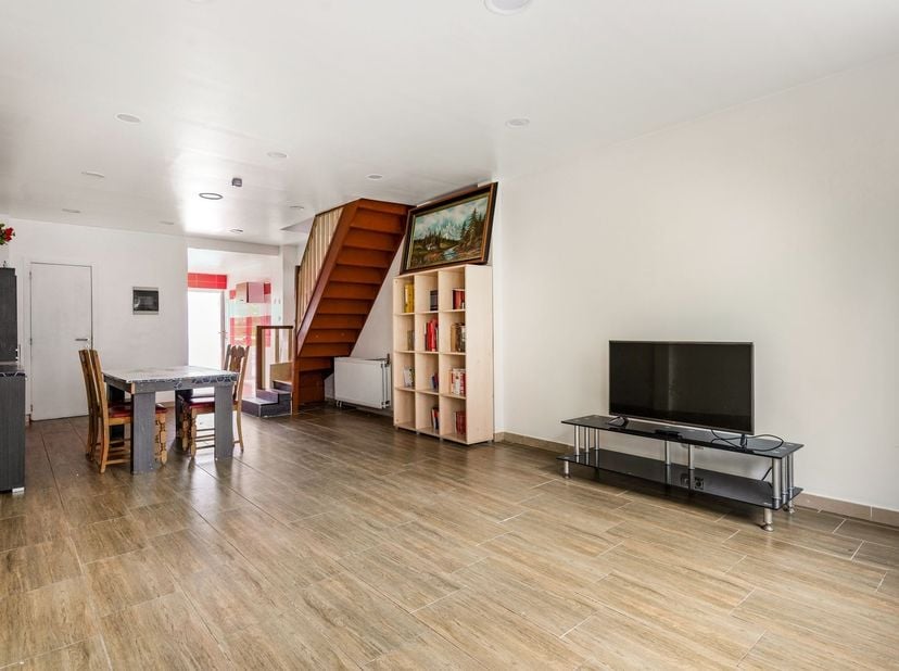 In de rustige Veldenstraat te Mechelen vindt u deze aangename gezinswoning met heel wat ruimte en comfort. De woning beschikt over vier volwaardige sl