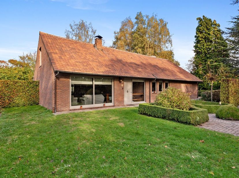Villa résidentielle de faible hauteur sur un terrain d'environ 1400 m²<br />
Aménagement :<br />
Rez-de-chaussée :<br />
Hall d'entrée, espace de vie,