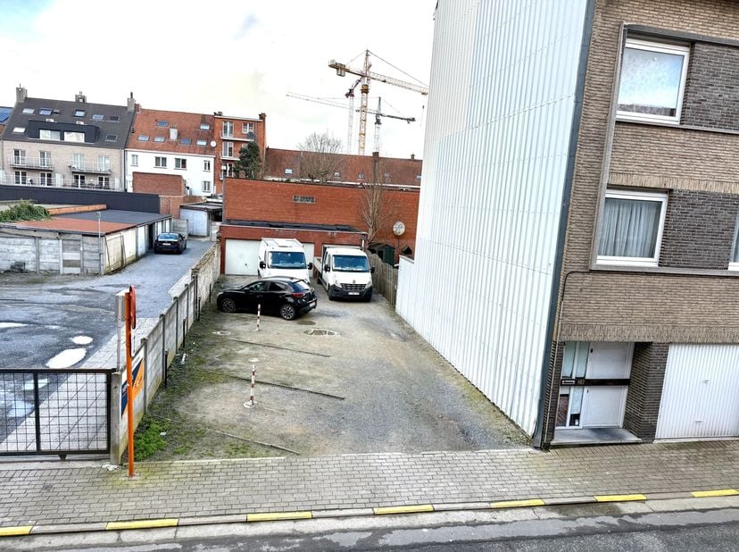 Oppervlakte: ca. 215 m²<br />
Afmetingen: ca. 8 m breedte x 26 m diepte<br />
<br />
In het hart van Deinze bieden wij deze interessante bouwgrond mom
