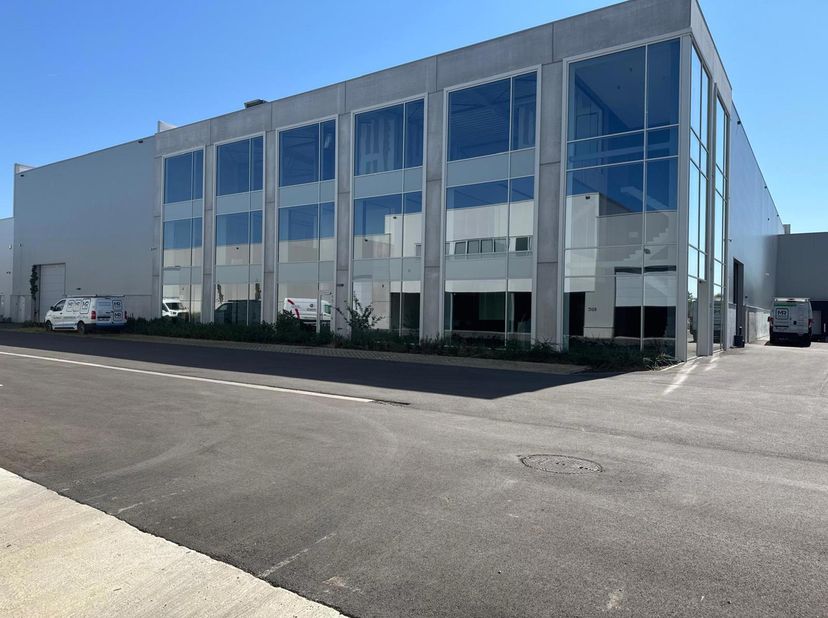 BELANGRIJKSTE KENMERKEN<br />
- nieuwbouw magazijn met kantoor<br />
- 3.000m² magazijn<br />
- 300m² gelijkvloers kantoor, 260m² kantoor op verdiep 1