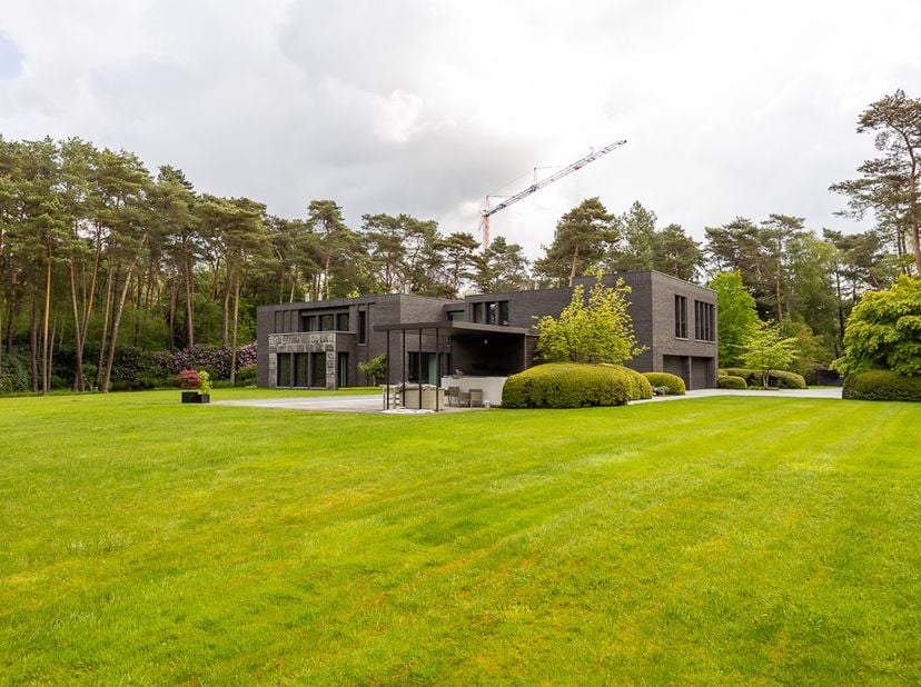 PRESTIGIEUZE VILLA -<br />
<br />
Indeling:<br />
- gelijkvloers: inkomhal met vestiaire en gastentoilet, vergaderruimte, bureel, woonkamer met aparte
