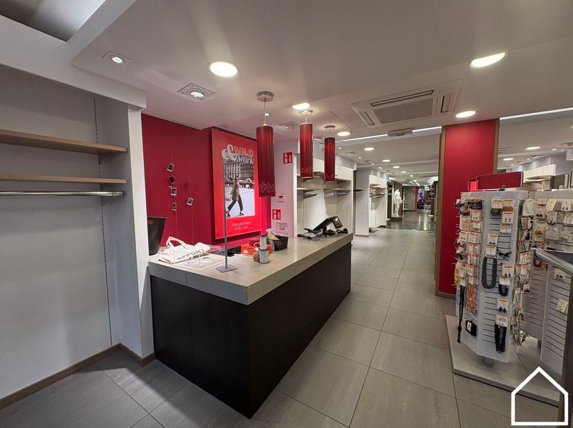 In deze bruisende winkelstraat van Ieper bevindt zich dit bijzonder ruime handelspand, ideaal voor diverse commerciële activiteiten.<br />
<br />
De w