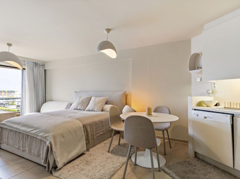 Te koop: Gezellige studio in Oostende, gelegen op de Visserskaai met prachtig panoramisch zicht over het water. Deze studio bevindt zich in het hart v