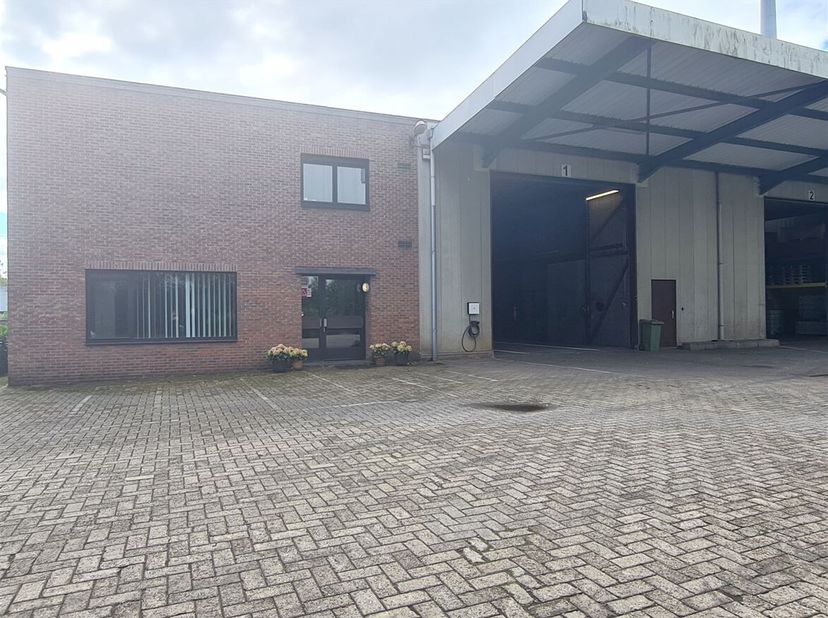 Opslagruimte met flexibele huurmogelijkheden op toplocatie in Turnhout<br />
Ligging<br />
Deze opslagruimte is gelegen op het industrieterrein van Tu
