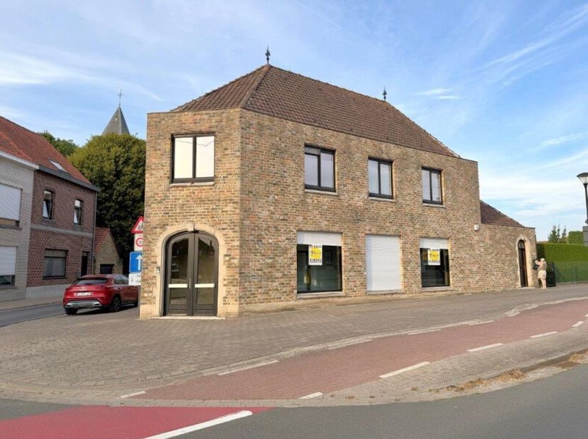 Gelegen langs de Menenstraat (N8) vindt u dit aantrekkelijke handelspand. Momenteel wordt de ruimte gebruikt als een succesvolle tattooshop. Het pand