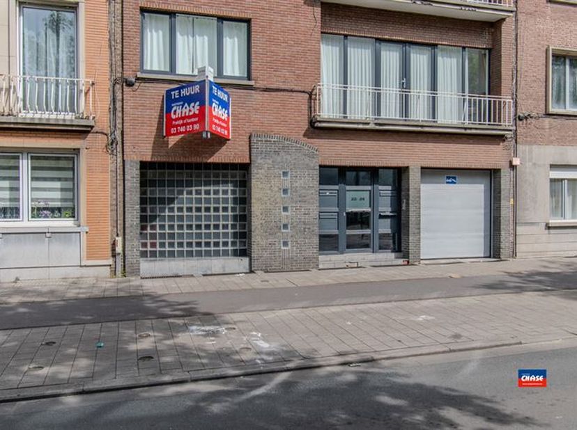 KANTOOR OF PRAKTIJKRUIMTE | GELEGEN OP HET GELIJKVLOERS VAN VERZORGD GEBOUW | EPC E | 117m2<br />
Indeling als volgt: wachtzaal / bureauruimte - keuke