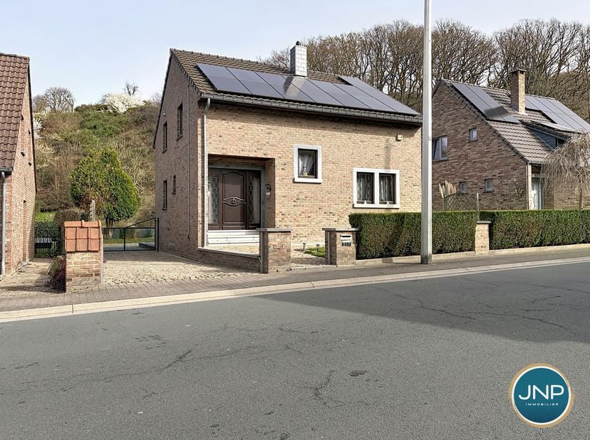 JNP immobilier a le plaisir de vous présenter cette magnifique villa aux beaux volumes. Située dans le quartier Piétresses, elle vous ravira par sa lu