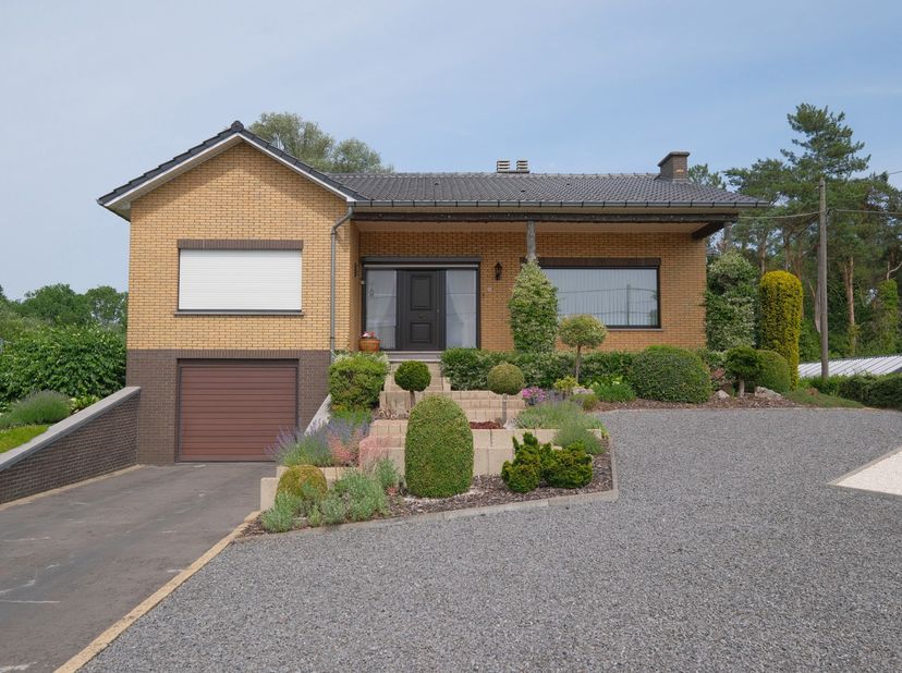 Deze uiterst verzorgde woning, op een perceel van meer dan 11 are, bevindt zich op een rustige en gunstige locatie, met een vlotte verbinding naar Tes