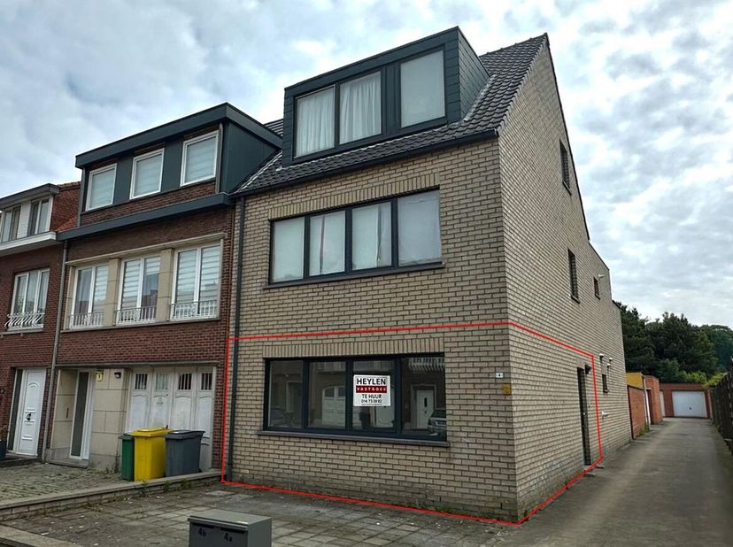 Gelijkvloers appartement met 1 slaapkamer, tuin, garage en autostaanplaats<br />
Ligging: <br />
Dit verzorgd gelijkvloers appartement is rustig geleg