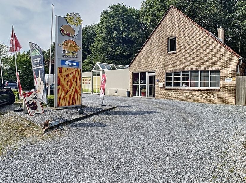 Bent u op zoek naar een eigendom waar wonen en werken gecombineerd kunnen worden? Ontdek dit veelzijdige pand aan de Koerselsesteenweg 134 in Koersel,