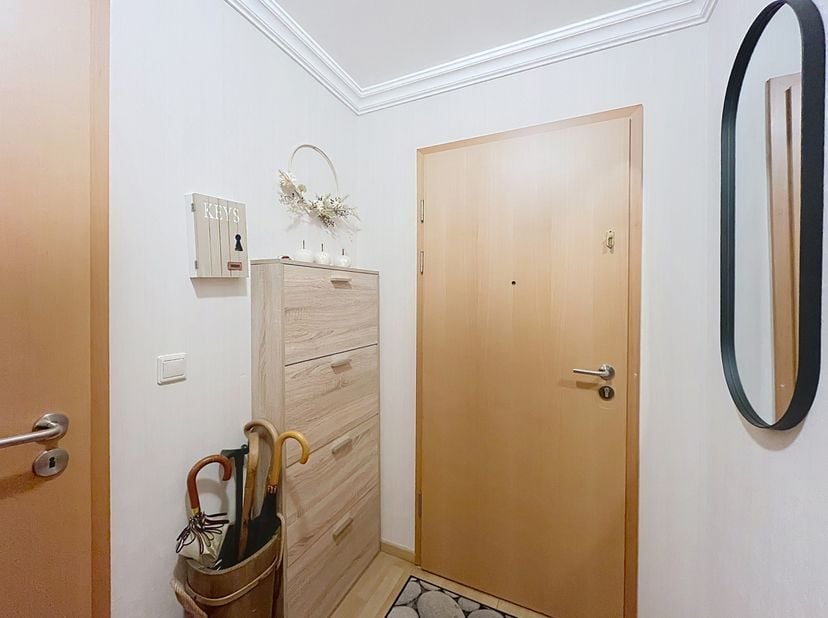 In het bruisende centrum van Bree bevindt zich dit appartement met 2 slaapkamers. Het appartement is gelegen op de 1e verdieping en is toegankelijk vi