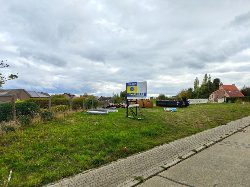 Landelijk gelegen, prachtige bouwgrond van +- 12 are nabij de dorpskern van Waanrode (school, restaurant/frituur, Spar, taverne, enz...) Door afbraak