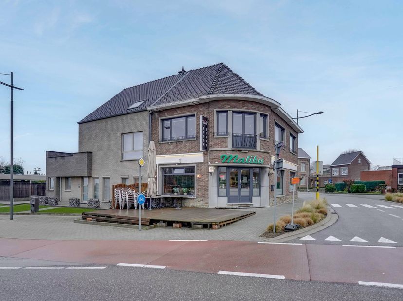 Deze zeer goed onderhouden handelszaak met bijhorende woonst is uitstekend gelegen, vlakbij het centrum van Bilzen.<br />
De gelijkvloerse handelsruim