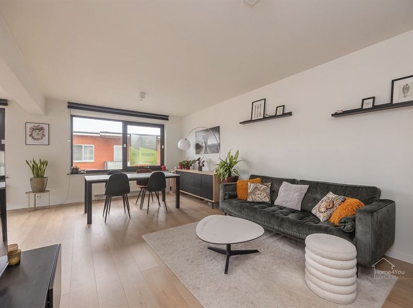 Clé en main, appartement spacieux et lumineux avec terrasse et parking à Edegem<br />
Bienvenue dans cet appartement d'environ 104 m² aux finitions so